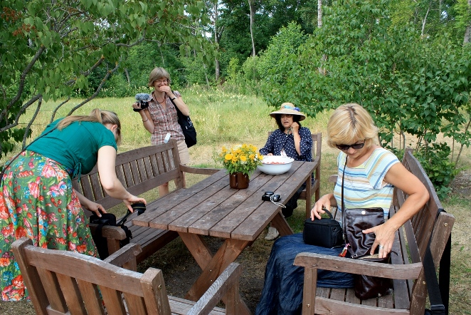 Janika Oras, Mari Kalkun ja Pille Karras valmistumas intervjuuks Katrin Kumpaniga viimase aias Niidu talus (EMTA primusmuusikute vlitd Kihnus, 2011). Foto: Liisi Laanemets