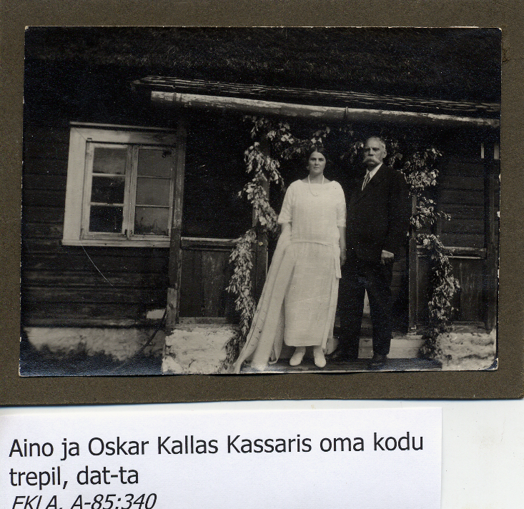 Aino ja Oskar Kallas Kassaris oma kodu trepil, dat-ta. - EKLA, A-85.340 