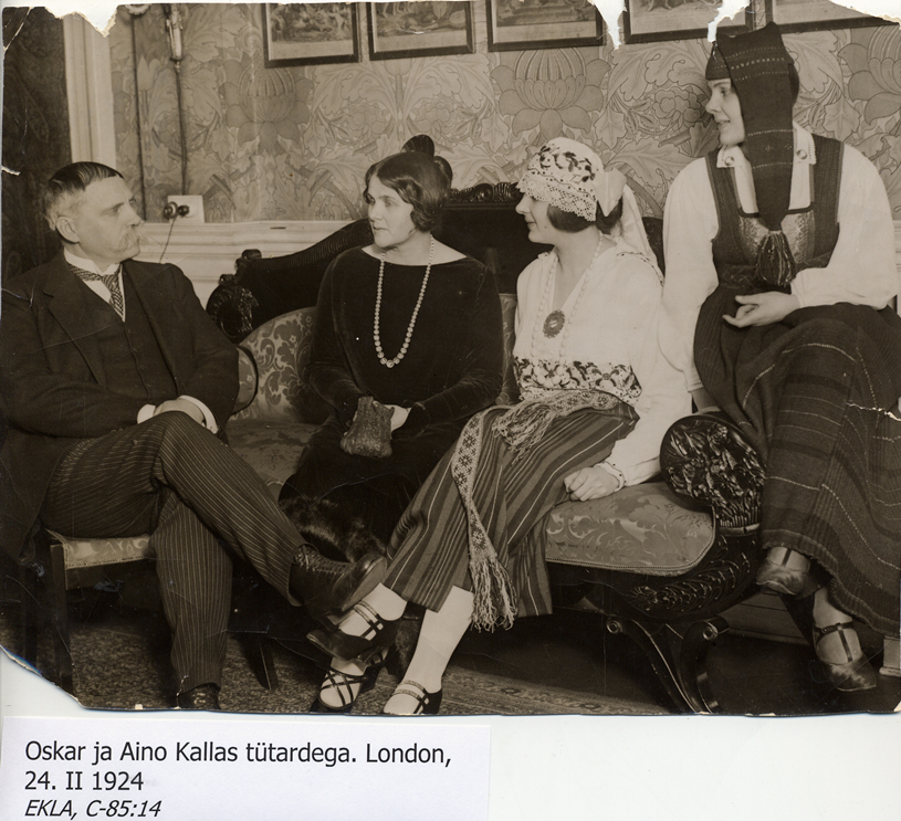Oskar ja Aino Kallas tütardega. London, 24. II 1924. - EKLA, C-85.14