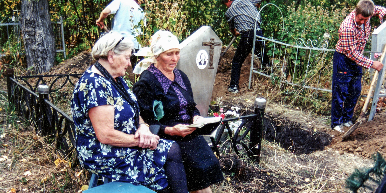 Valentina Täär and Rosalie Taits sing at Jaan Rebane’s funeral in the Zolotaya Niva village cemetery. Photo: A. Korb 2000.