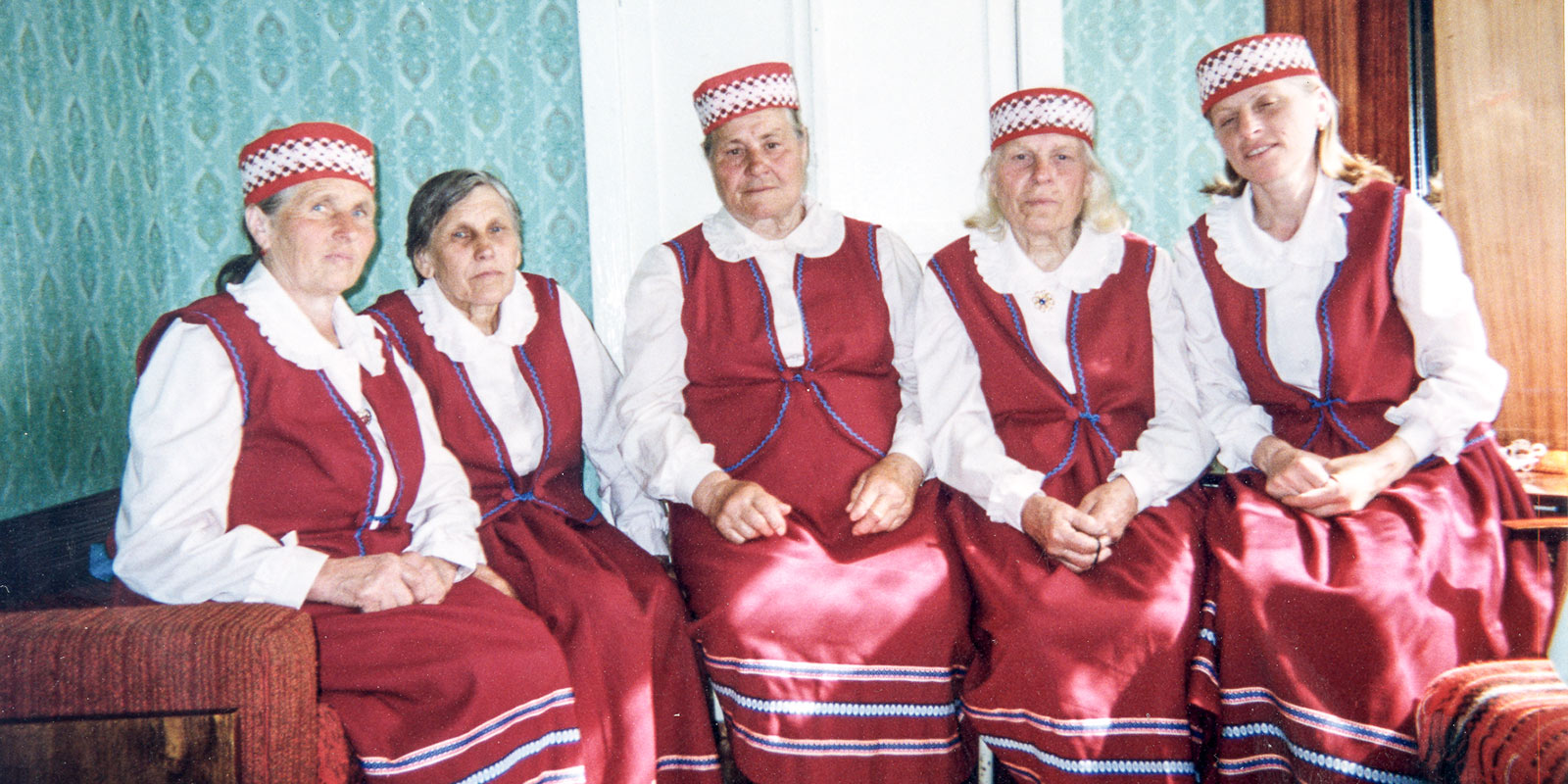Zolotaja Niva küla folklooriansambli liikmed: Rosalie Taits, Leonora Haller, Lonni Ilves, Emilie Illak ja Valentina Illak. Foto: A. Korb 1995. ERA, VF 123.