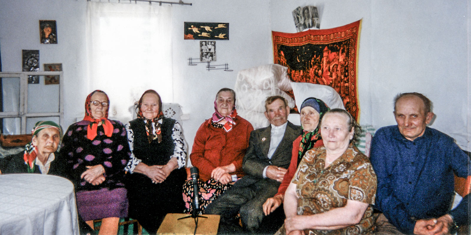Singers from Kovalevo: Miina Einbaum, Sohvi Benfeld, Pauliina Kondrova, Maria Einbaum, Tõnis Einbaum, Linda Adamson, Eliise Näkk, Aleksander Kondrov. Photo: A. Korb 1995.