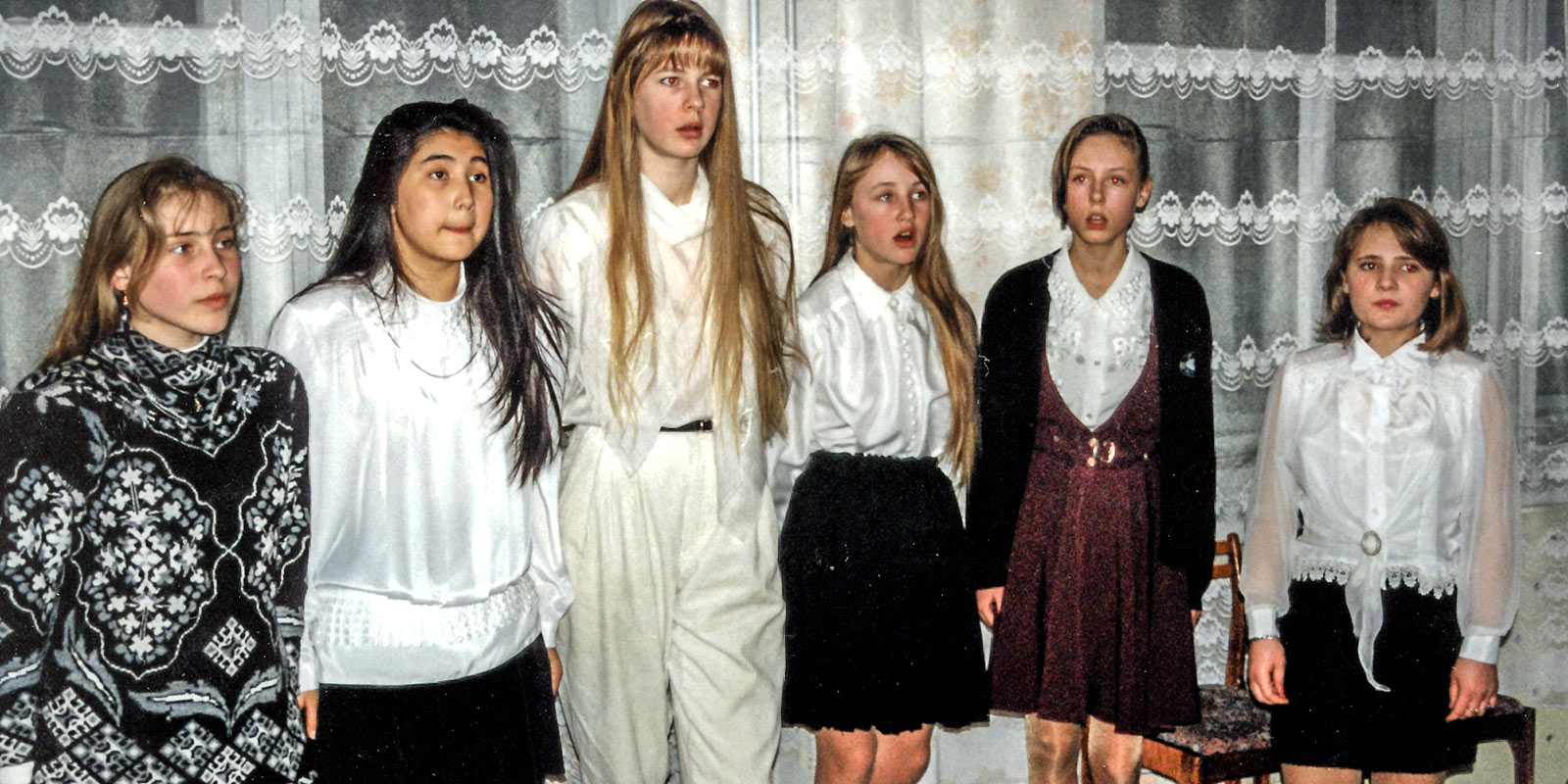 В настоящее время ансамбль девочек с. Цветнополье состоит из представителей различных национальностей и исполняет в основном русские песни. Фото: А. Корб 1997 г.