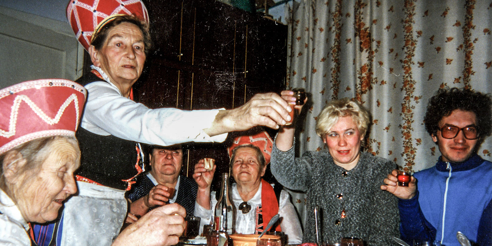 The party is in full swing. The toast is proposed by Linda Tsirk, leader of the Tsvetnopolye Estonians’ vocal ensemble. Photo: A. Korb 1997.