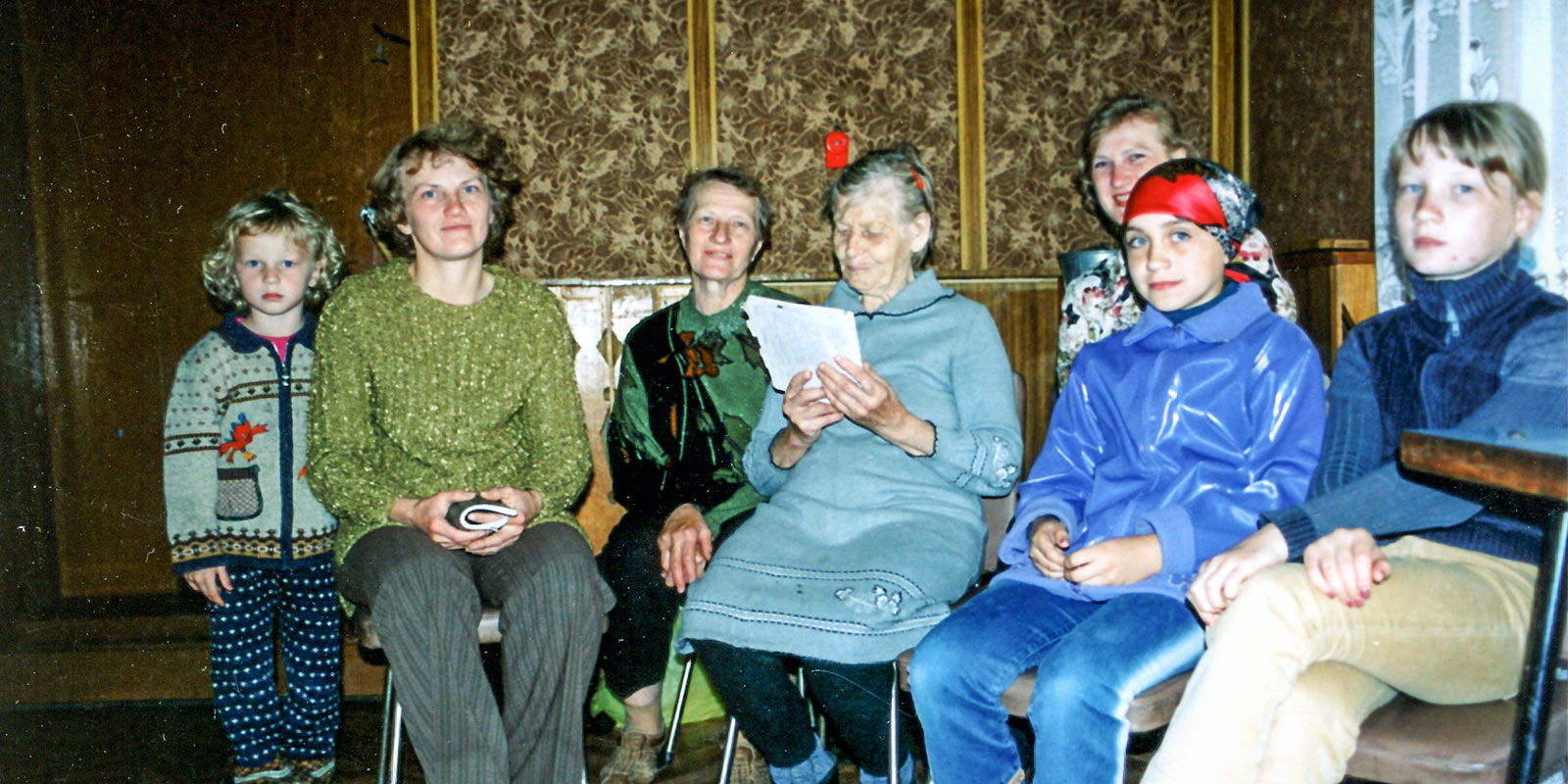 In the Koot family of Berezovka, both the old and the young can sing Estonian songs. New songs are constantly being learned from Elviine Klimson’s song treasury. From the left: Elviira, Larissa, and Agnessa Koot, Elviine Klimson, Alla, Maie, and Olga Koot. Photo: A. Korb 2004.