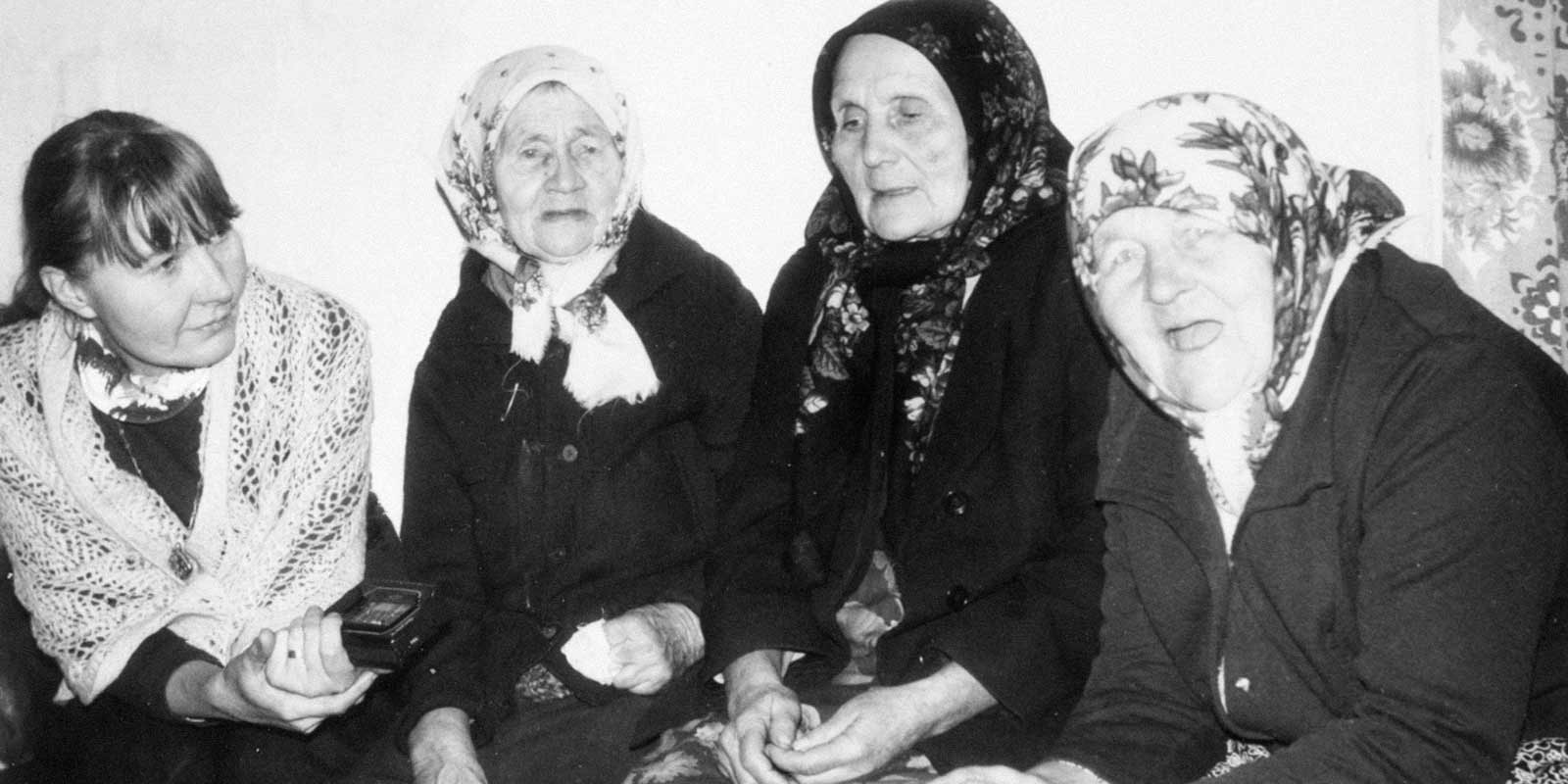 Celebration of “paabapraasnik”, the feast day exclusively for married women, in the Haidak village. Ethnologist Mare Piho, wife of Ivo Vasśo, Olga Freiland, Daria Kozlova. Photo by Arp Karm, 1991 (ERM).