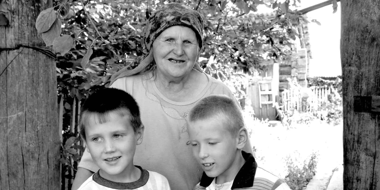 Maria Peterson with her grandchildren, Haidak village. Photo by Andreas Kalkun, 2008 (ERA).