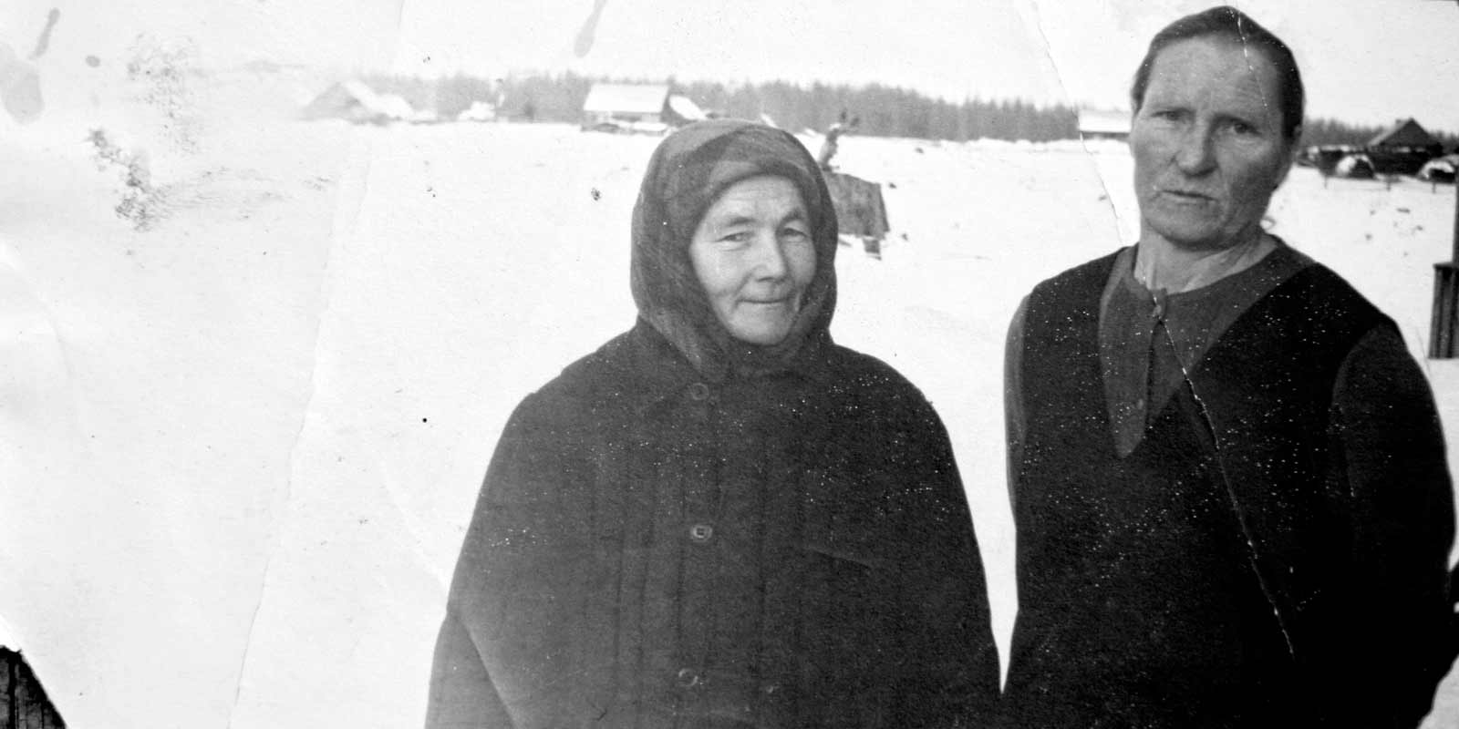 Nasta of Kito (on the left), mother of Maria Ossipova, knows well Estonian folk songs. Private collection, Maria Ossipova.