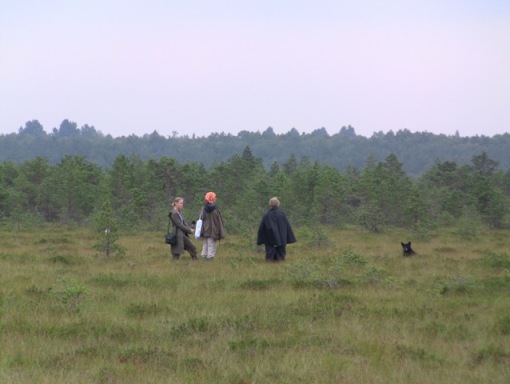 Metsanurga küla põliselanikuga Saarte rabas pärimuspaiku vaatamas. Jüri khk, august 2010. Foto: Jüri Metssalu