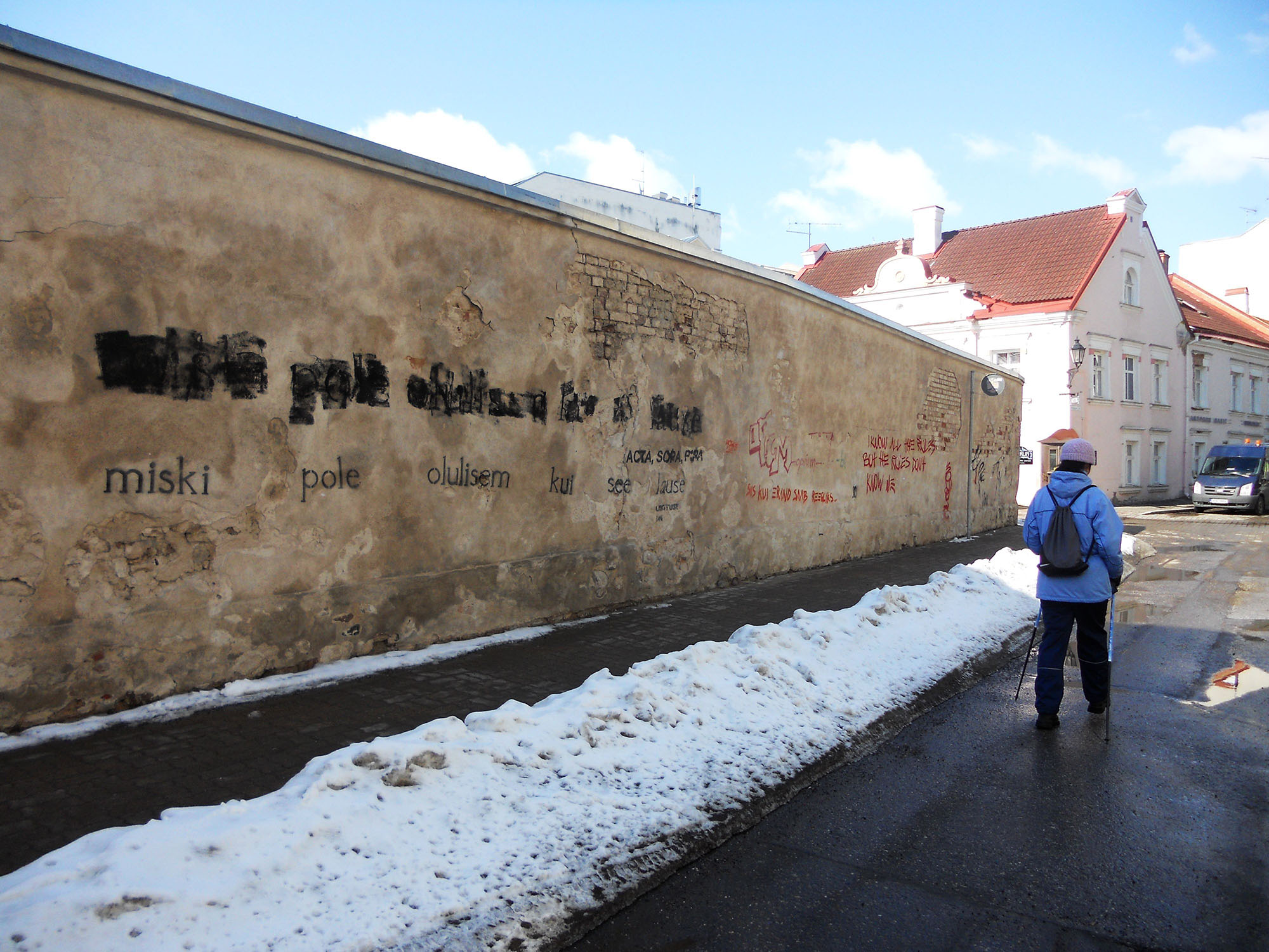 Grafiti hallil seinal musta värvi tekstiga "Miski pole olulisem kui see lause".
