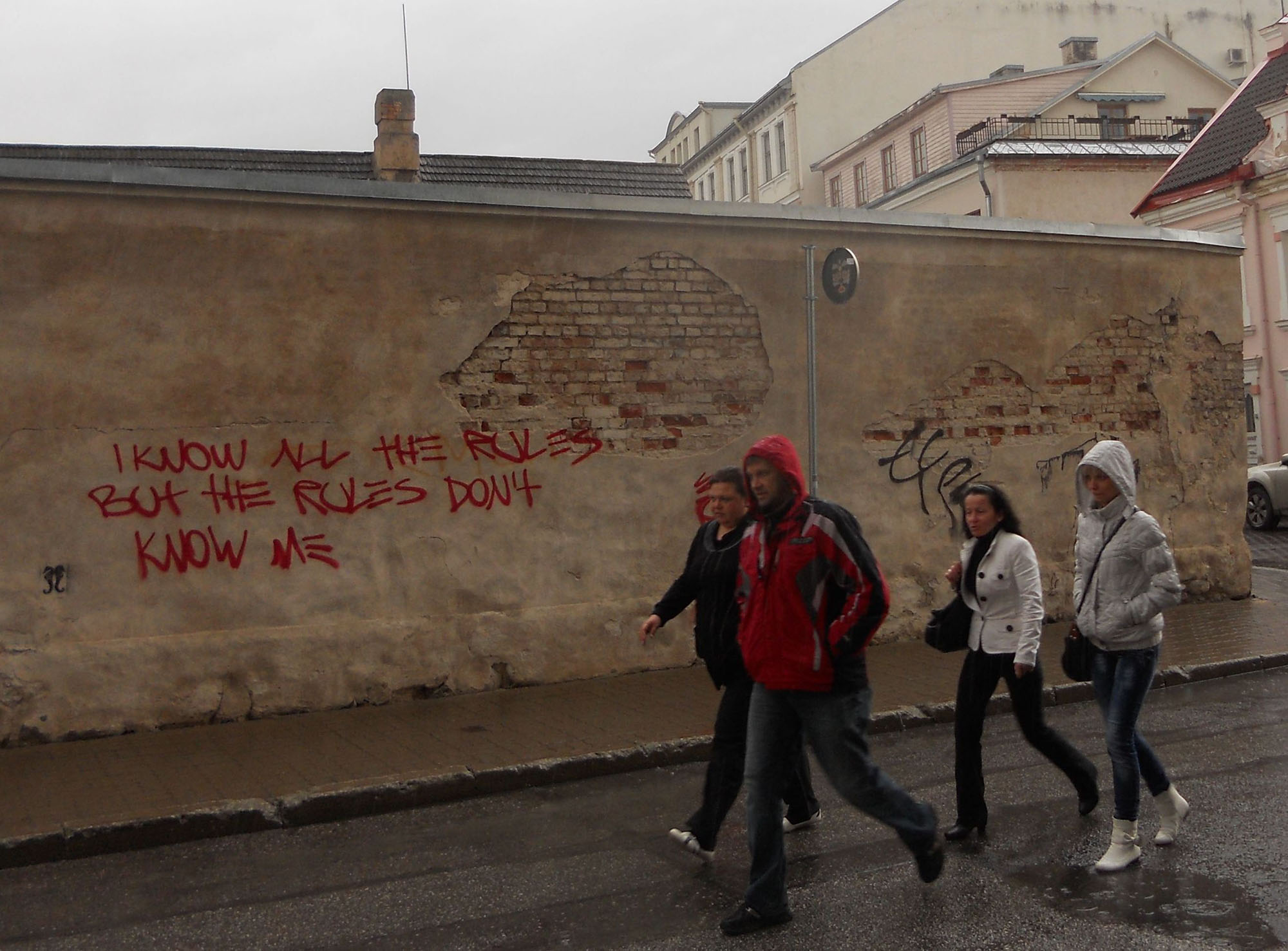 Punast värvi graffiti tekstiga "I know all the rules but the rules don't know me"