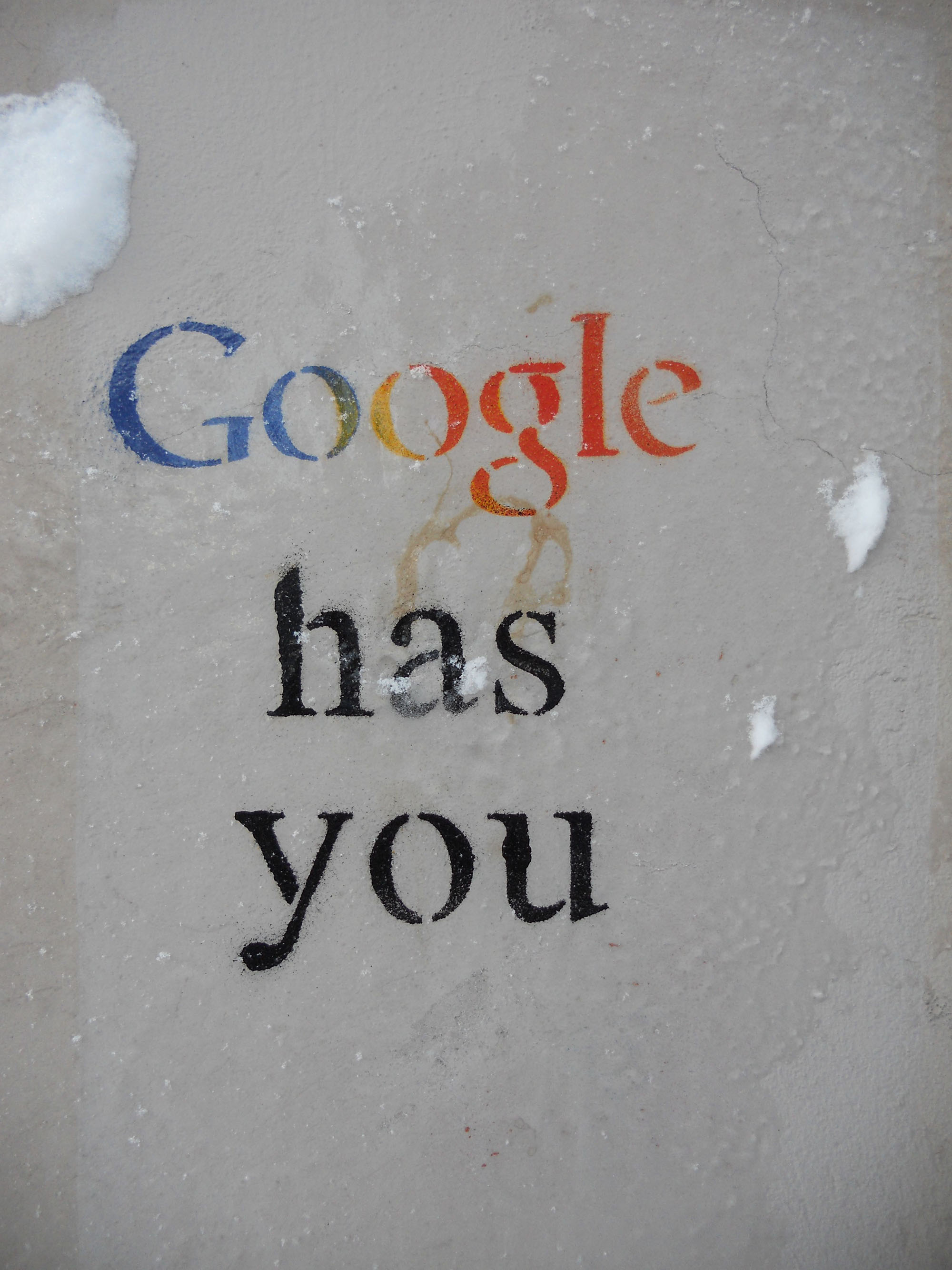 Stencil graffiti seinal tekstiga "Google has you".