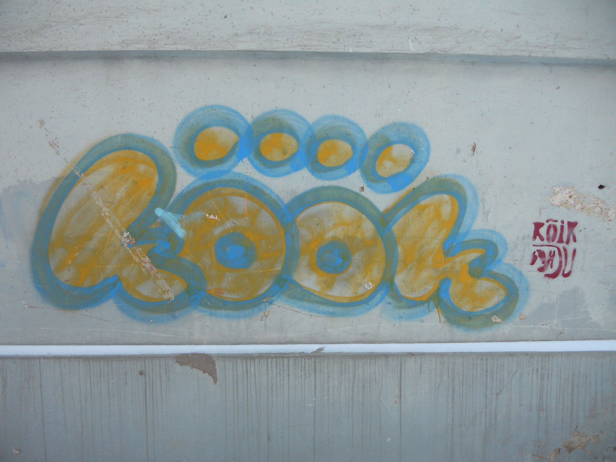 Graffiti seinal tekstiga "Köök/Kõik ahju!".