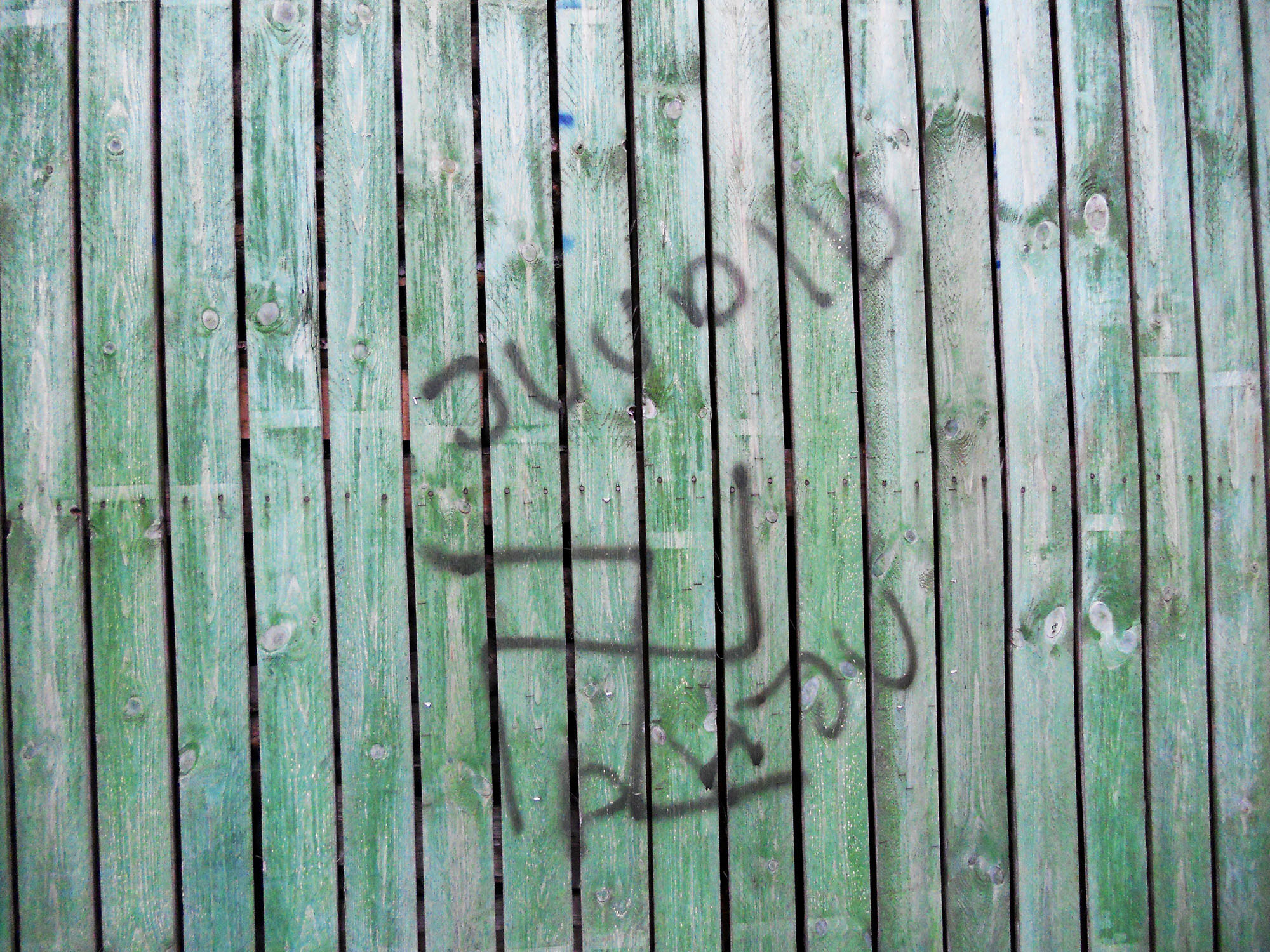 Kritseldis seinal "Juudid ahju".