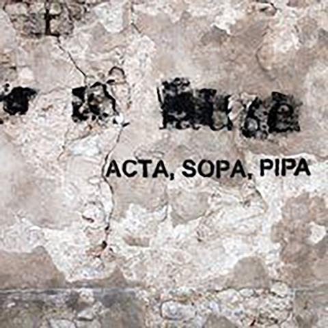 Hallil seinal musta värviga maha soditud grafiti millele on juurde kirjutatud "ACTA, SOPA, PIPA"