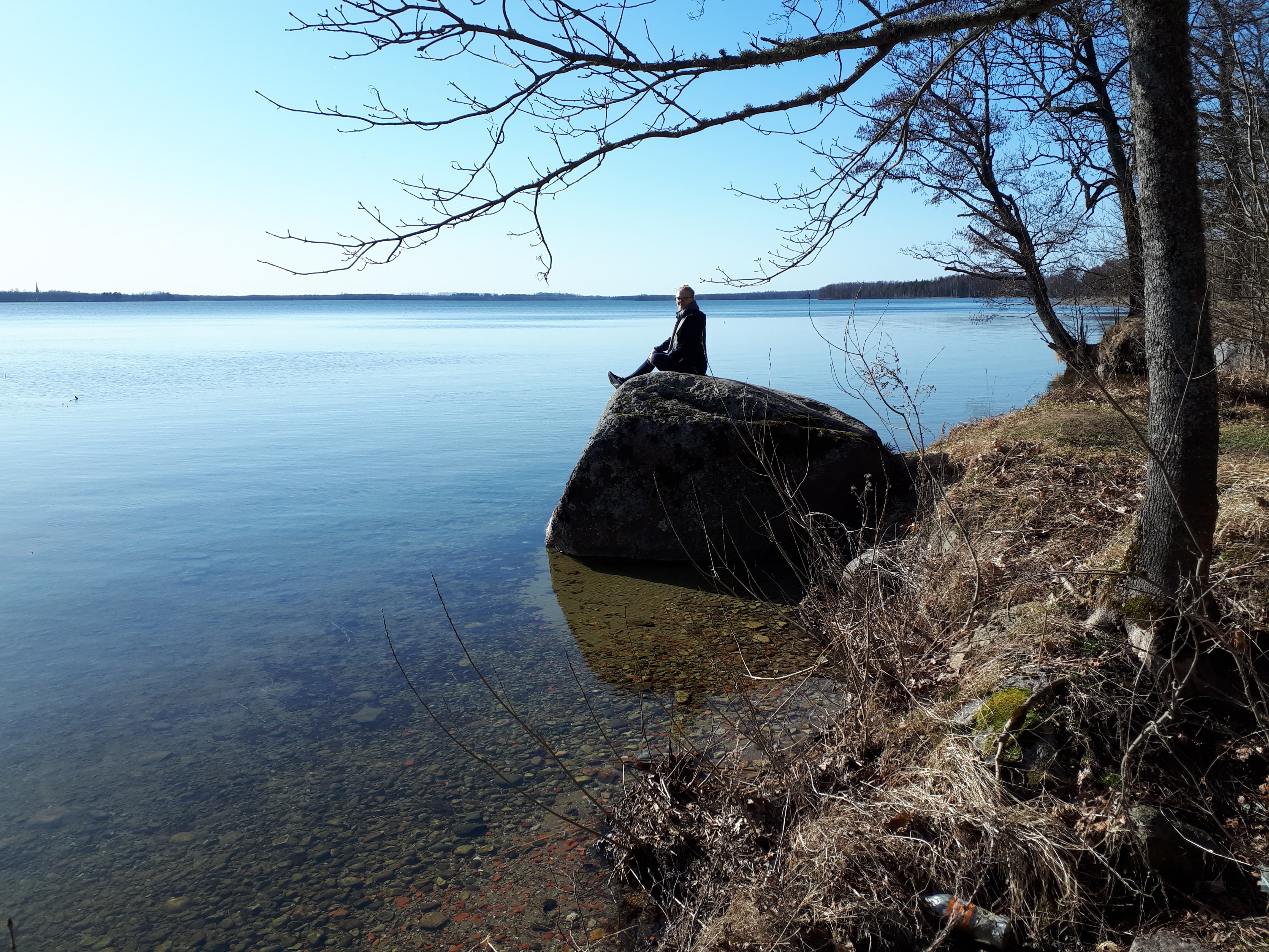 Kivi Saadjärve ääres.