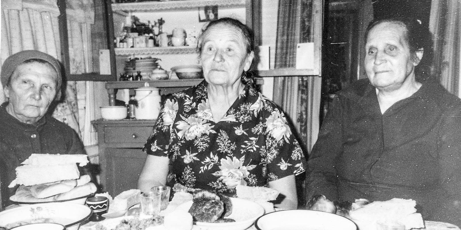 Ülem-Suetuki küla laulikud: Anni Uhvelt, Miina Pavlov ja Maali Pool. Foto: K. Peebo 1992. ERA, Foto 15011.