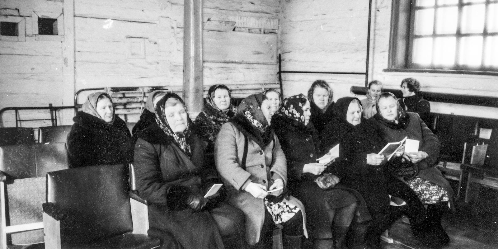 Women singing in the Verkhnii Suetuk church. Photo: K. Peebo 1992.