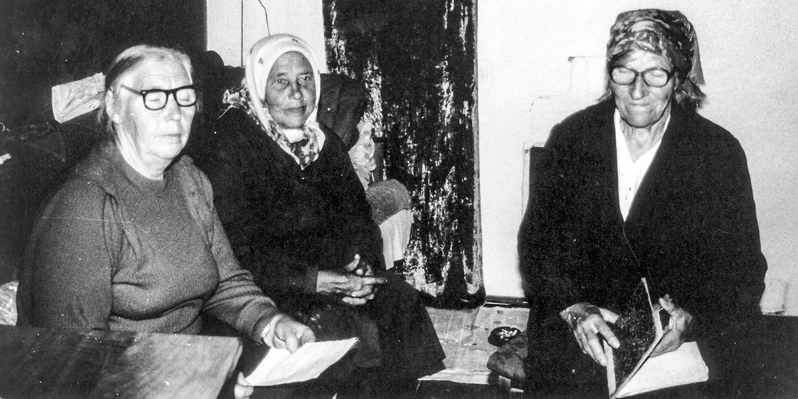 Singers from Yuryevka: Juhanna Müller, Mahta Kübarsepp, and Helga Kukk. Photo: M.-A. Remmel 1994.