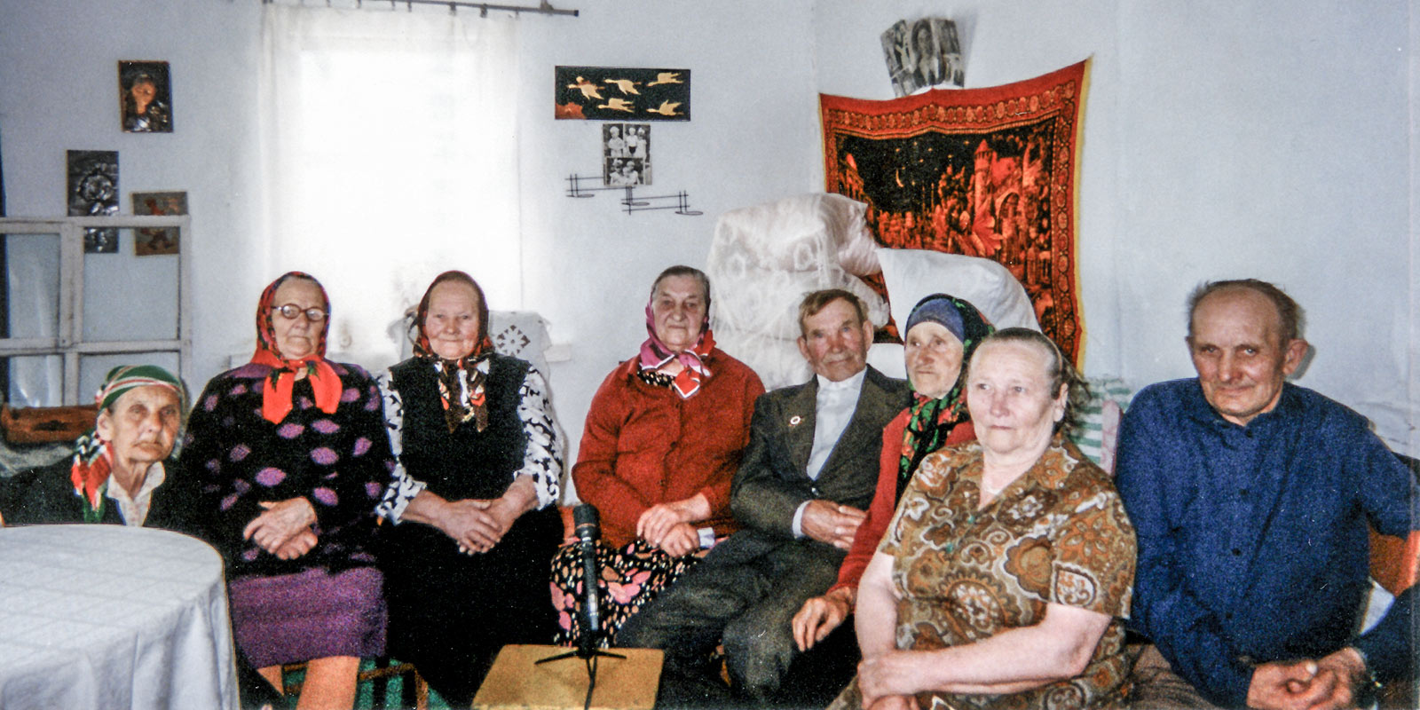 Kovaljovo küla laulikud: Miina Einbaum, Sohvi Benfeld, Pauliina Kondrova, Maria Einbaum, Tõnis Einbaum, Linda Adamson, Eliise Näkk ja Aleksander Kondrov. Foto: A. Korb 1995. ERA, VF 179.