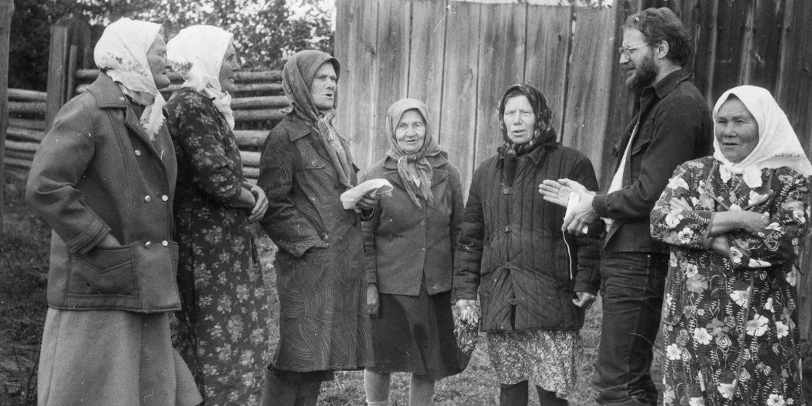 Anna Jefimova, Olga Freiland, Natalia Mironova, Jelena Kondratjeva, Maria Bogdanova, Igor Tõnurist, Darja Markova. Haida küla. Mare Piho foto, 1987 (ERM).