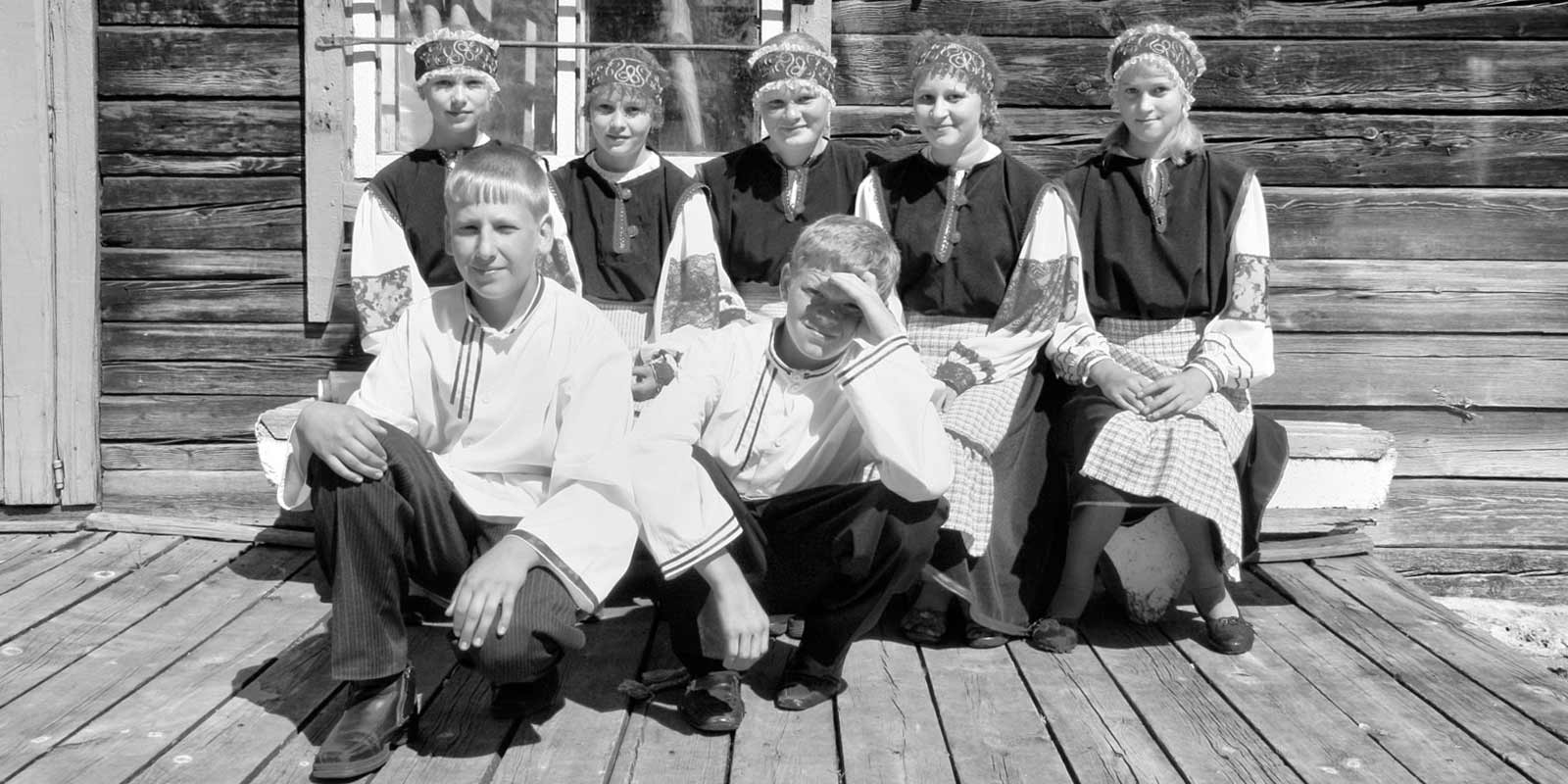 The children’s folk ensemble Kullõrkukk, Haidak village. Photo by Andreas Kalkun, 2008 (ERA).