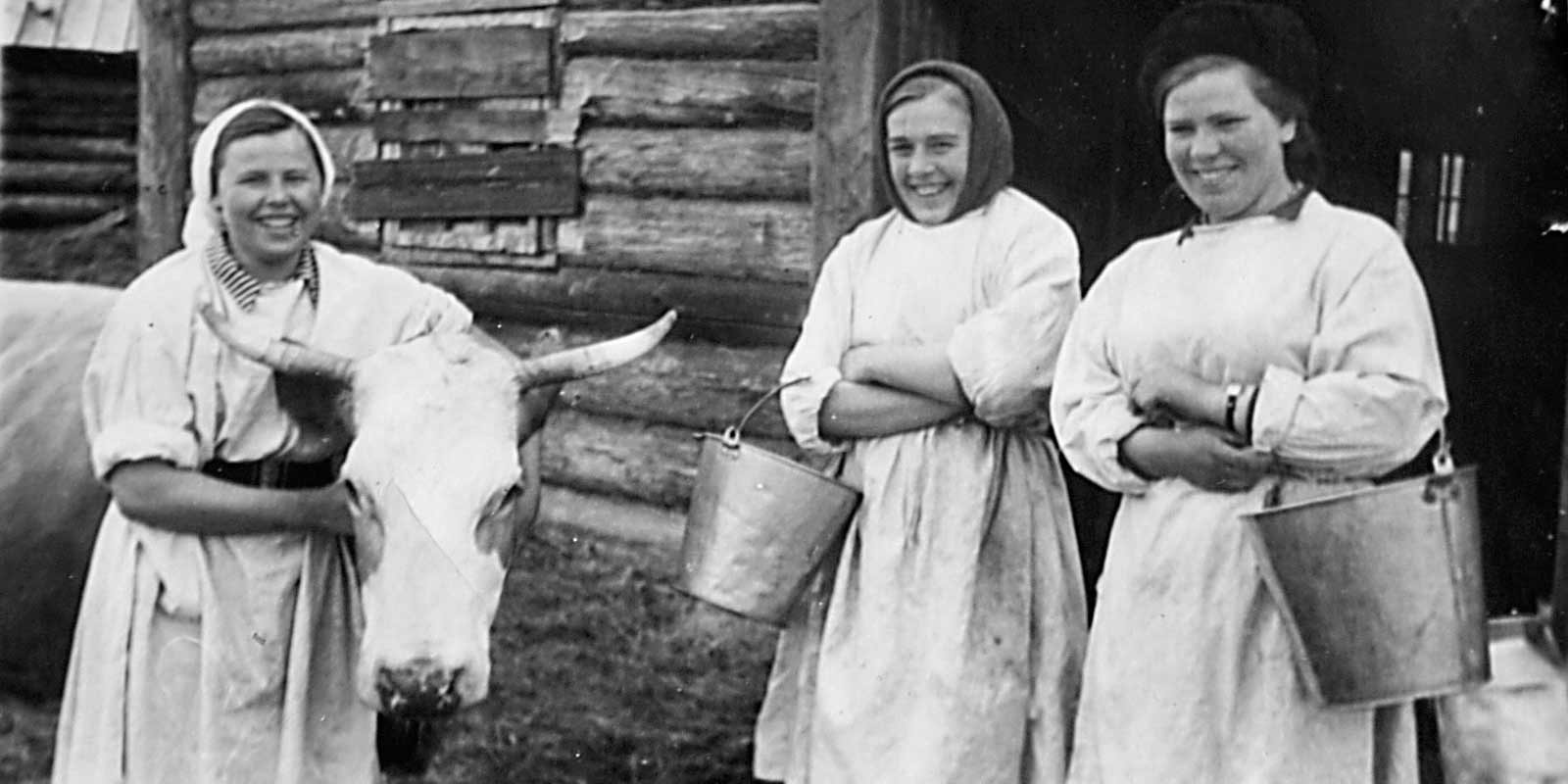 Kolkhoz milkmaids of the Haidak village: Maria Peterson (on the left), Lidia Kondratieva (on the right). Private collection, Maria Peterson.