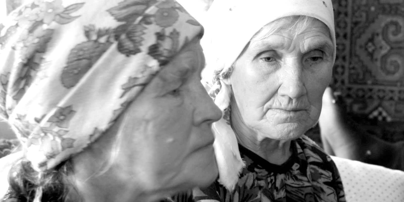 Olga Matveeva and Maria Vasileva, Haidak village. Photo by Andreas Kalkun, 2007 (ERA).