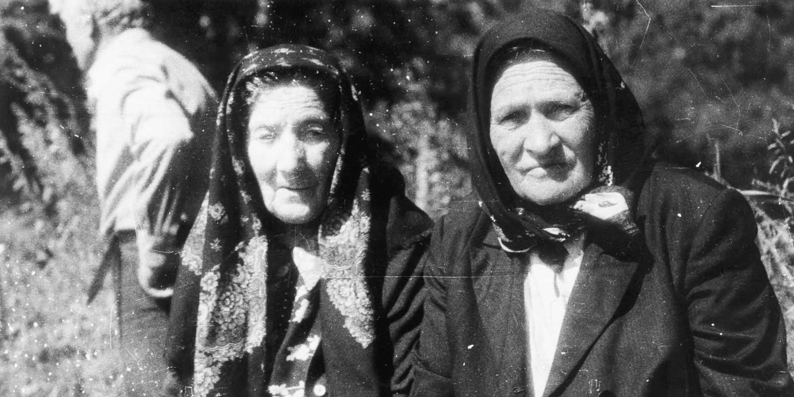 Наталья Богданова (слева), д. Булатновка. Фото: Игорь Тынурист. Фото из собрания Игоря Тынуриста, 1987.