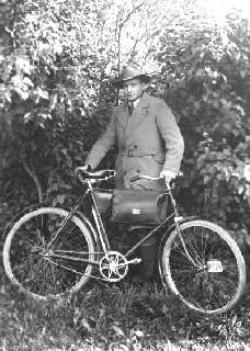 pilt onust rattaga metsas