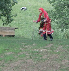 д. Бальзюга 2013 06 13 женщина в удмуртском костюме Фото Ева Тулуз