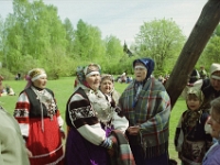 6. mai 2002  Värska. Jüripäeva kirmas. EMA välitööd ?, ?, Liidia Lind, Maria Raudla, Maria Rõžikova, ?, Veera Hirsik